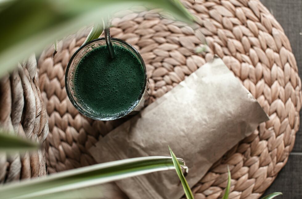 Gracias a su eficiencia en el uso de agua y su capacidad para capturar CO₂, la espirulina es estudiada como una alternativa alimentaria sostenible para el futuro.